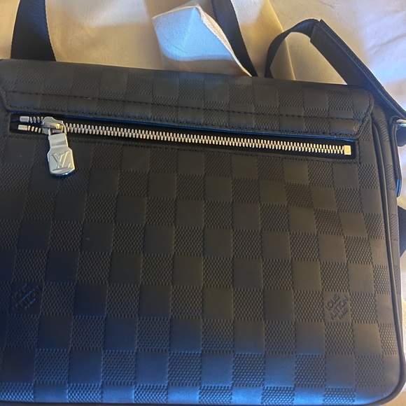Louis Vuitton LEATHER. 👍👍MESSENGER BAG. DISTRICT PM box and dust comes with it - Picture 8 of 10